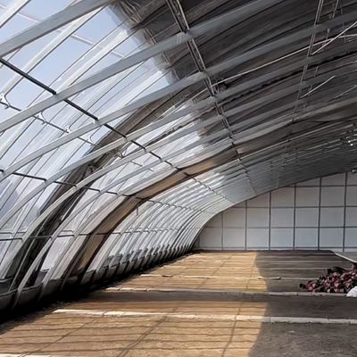 Mehrspannendes Gewächshaus für eine optimale Trinkwasserbewässerung und Sonnenlicht