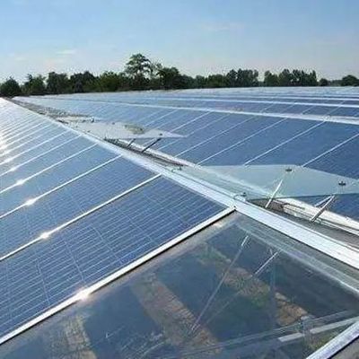Hochfeuchtigkeits-Einbogen-Gewächshaus mit Bogen-/Venloche-Dachform und Solarkollektoren