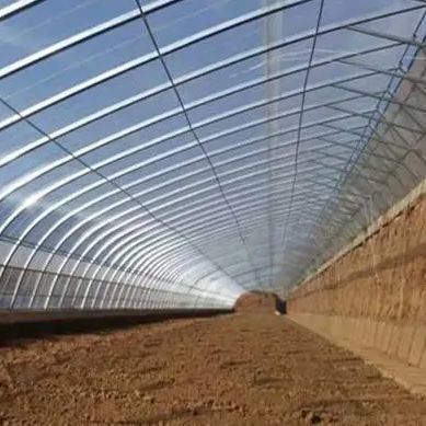 Bewässerungs- und Belüftungssystem für die Schattenpflanzung von Gurken im Sonnenhaus