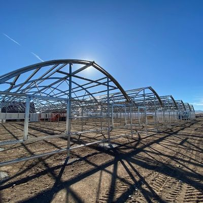 Individuelle Anfrage Landwirtschaftliche Mehrspannung Kunststoff-Tunnelfilm Gewächshaus für die Produktion